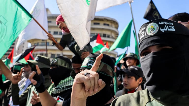 "حماس" تُسلّم في غزة... ماذا عن سلاحها في لبنان؟