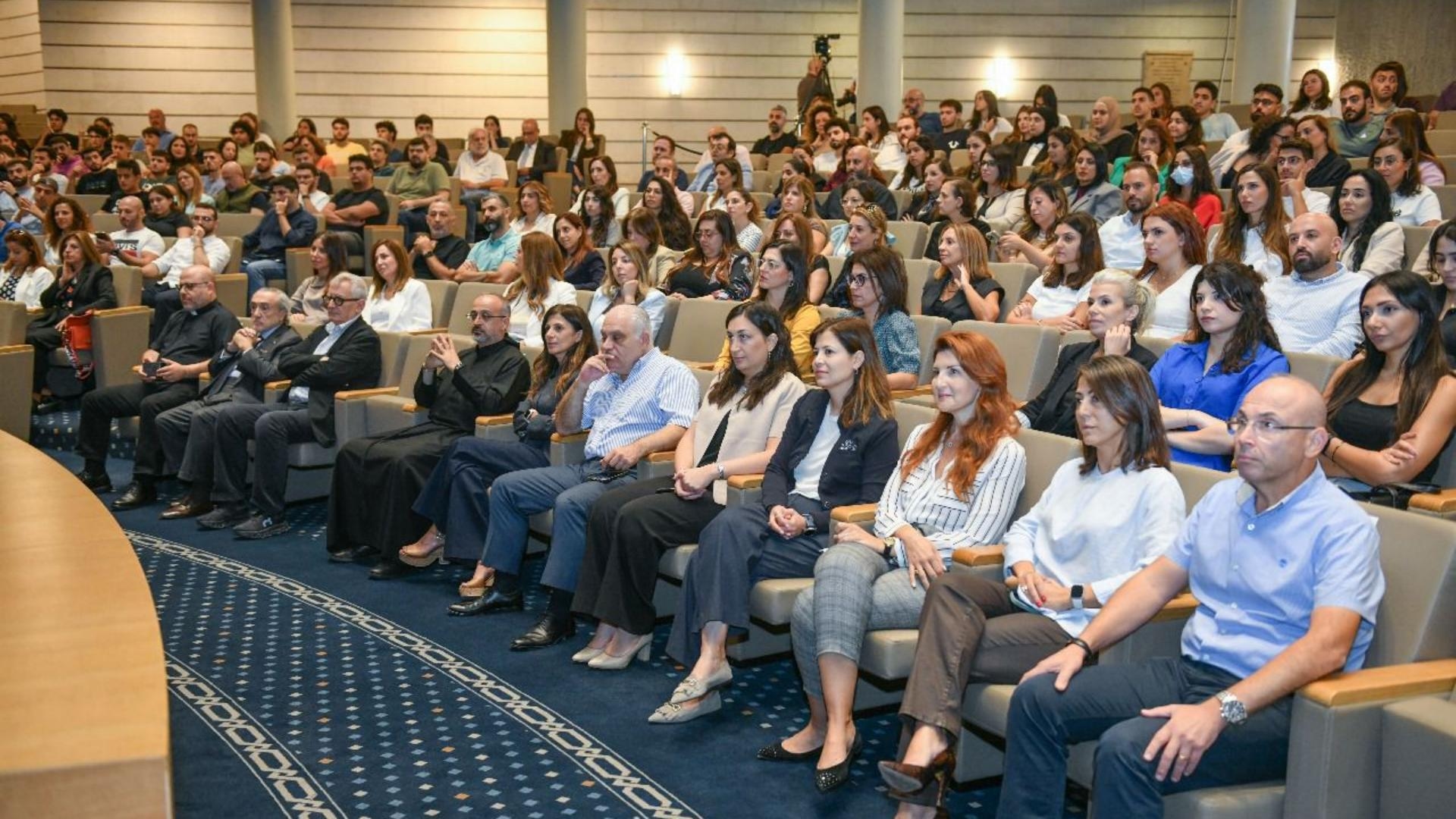 كارلوس غصن يلهم الحضور في جامعة الروح القدس بحديثه عن القيادة وإدارة التغيير في زمن التحوّل