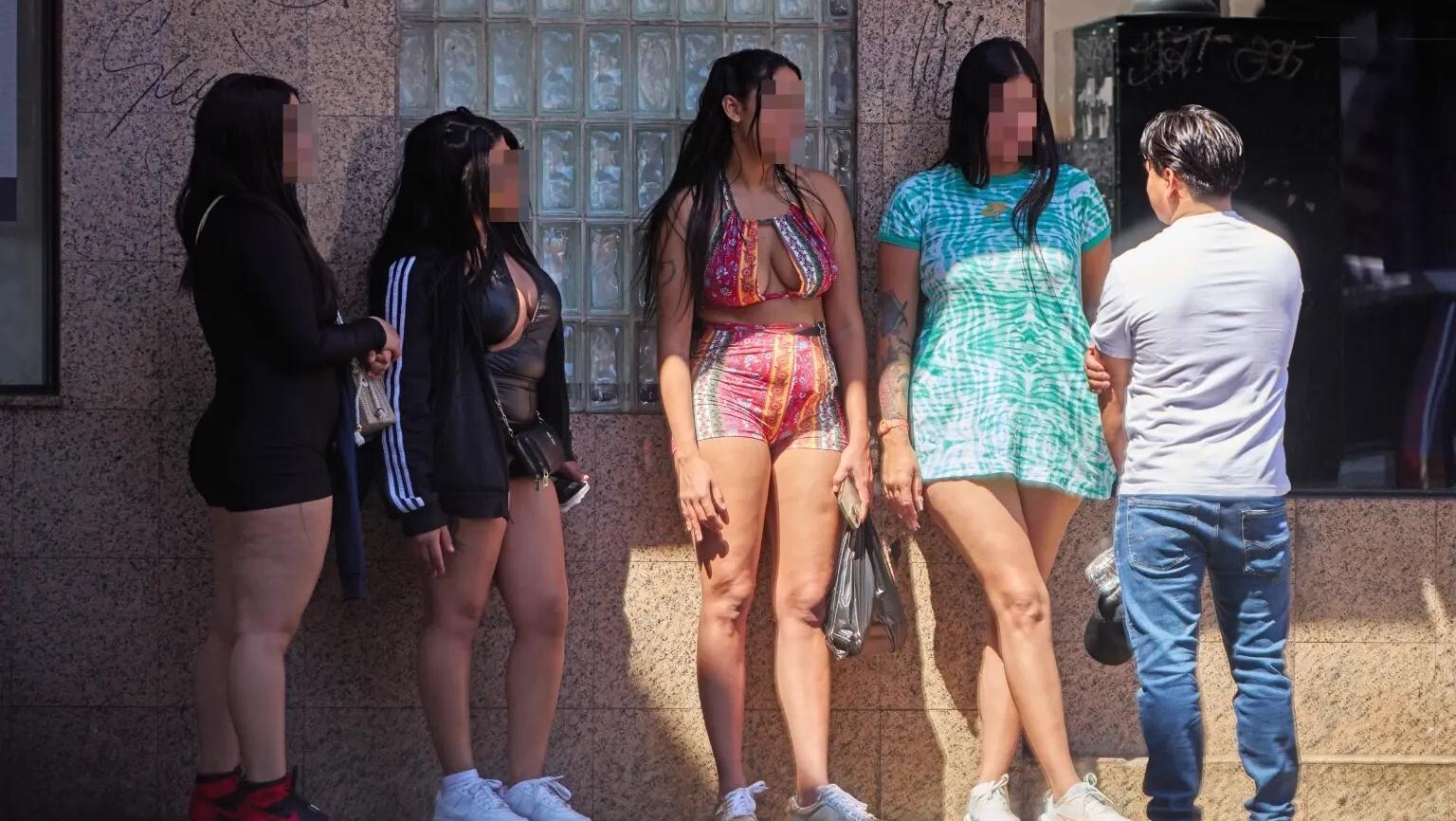 بالصّور: سوق العاهرات "على عينك يا تاجر" في هذه المدينة