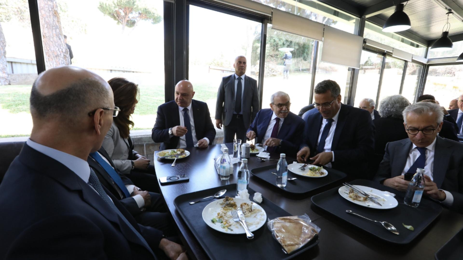 بالصّور: الرّئيسان والوزراء في الـ Canteen!
