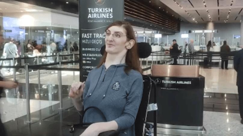 بالصّور: أطول امرأة في العالم تُسافر جواً للمرّة الأولى في حياتها