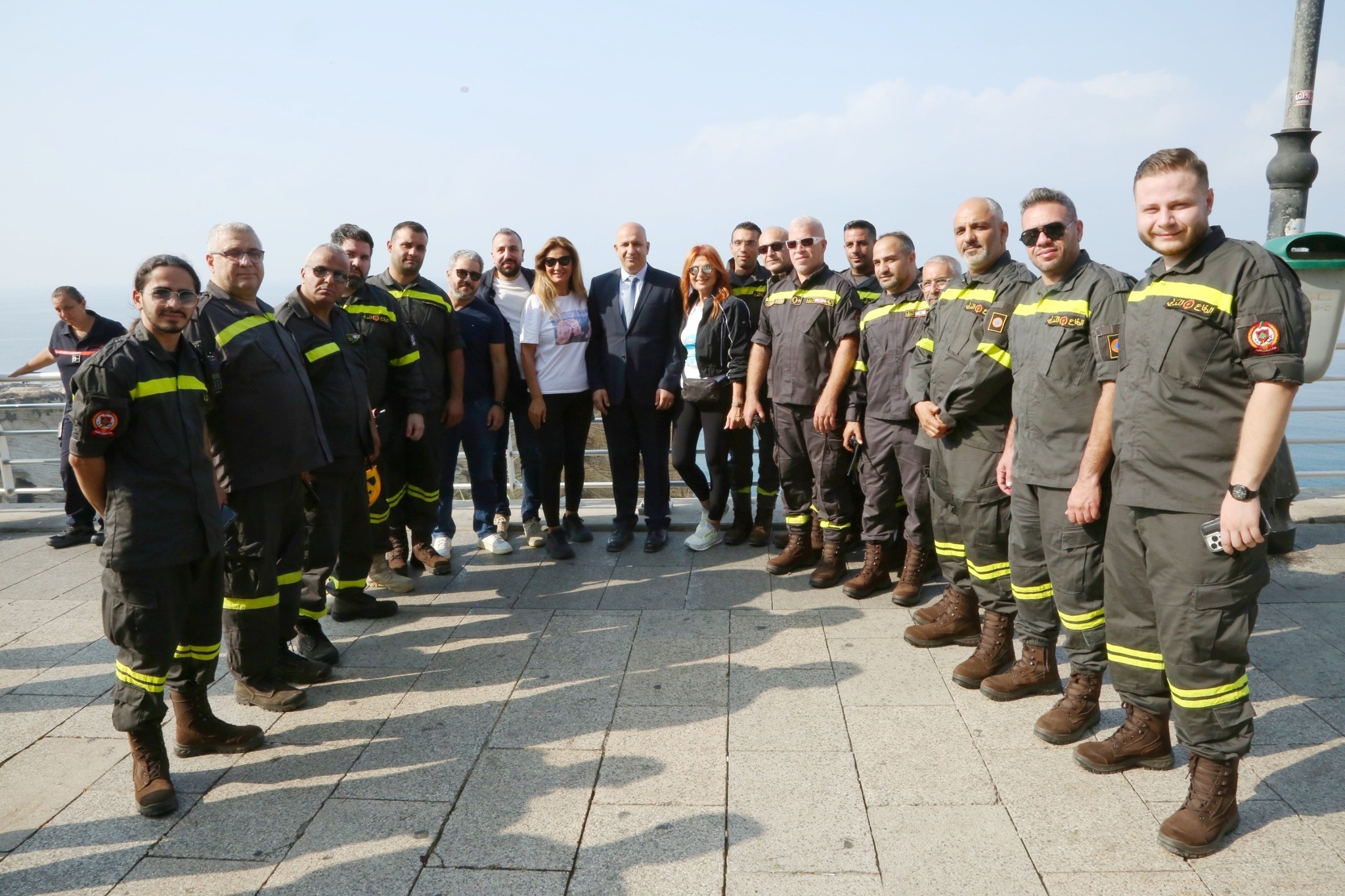 بالصور: تنظيف الشير الصخري في الروشة