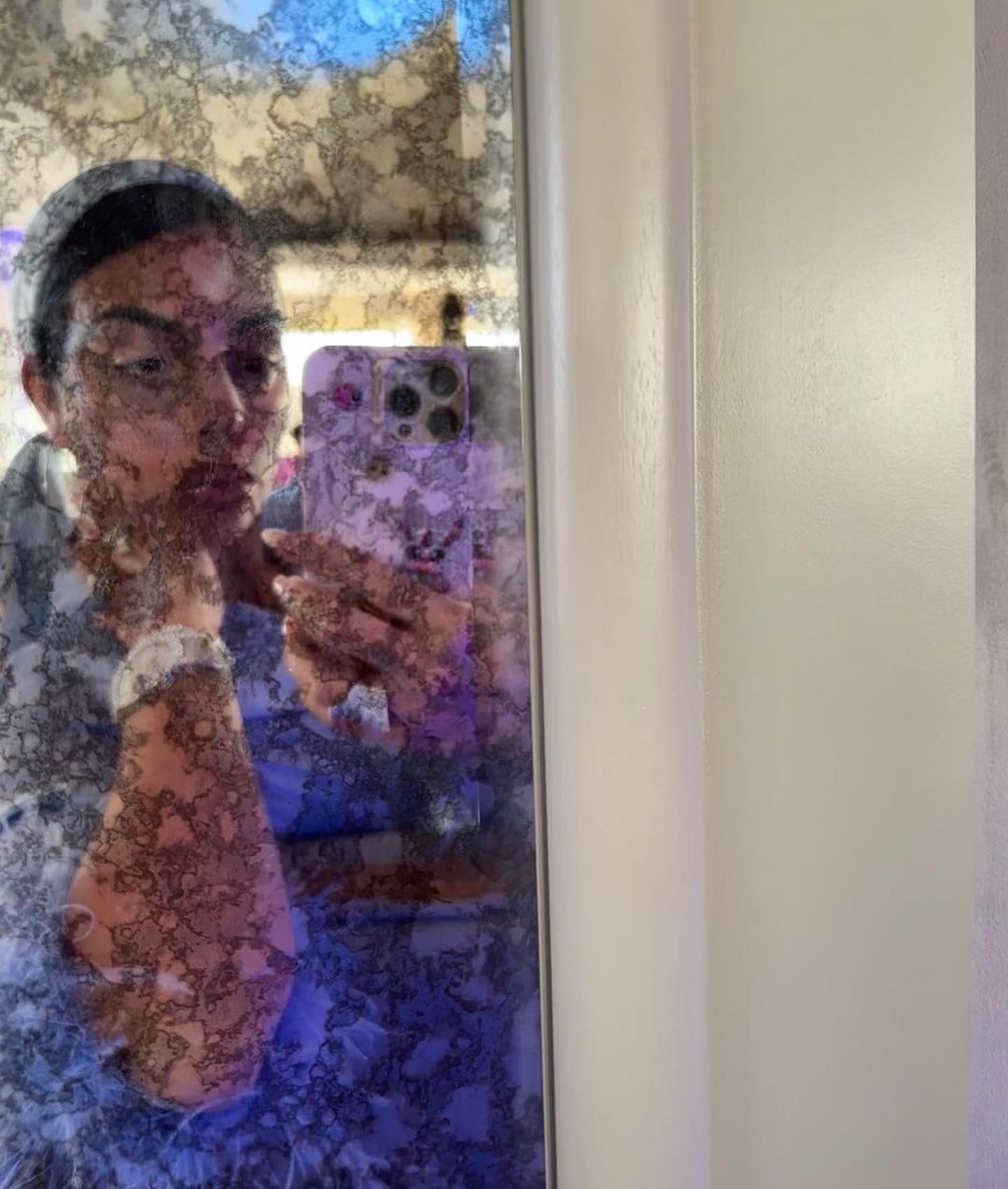 بالصور: جورجينا رودريغيز وأجواء عائلية في صحراء السعودية