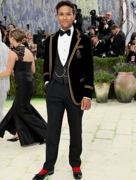 جعفر جاكسون يستلهم إطلالة مايكل جاكسون في حفل Met Gala 2026