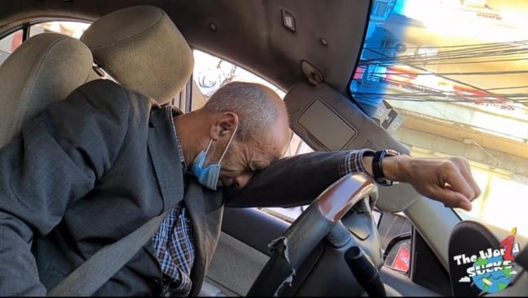 يجولون في المناطق اللبنانيّة ويوزّعون الملايين... من هم؟