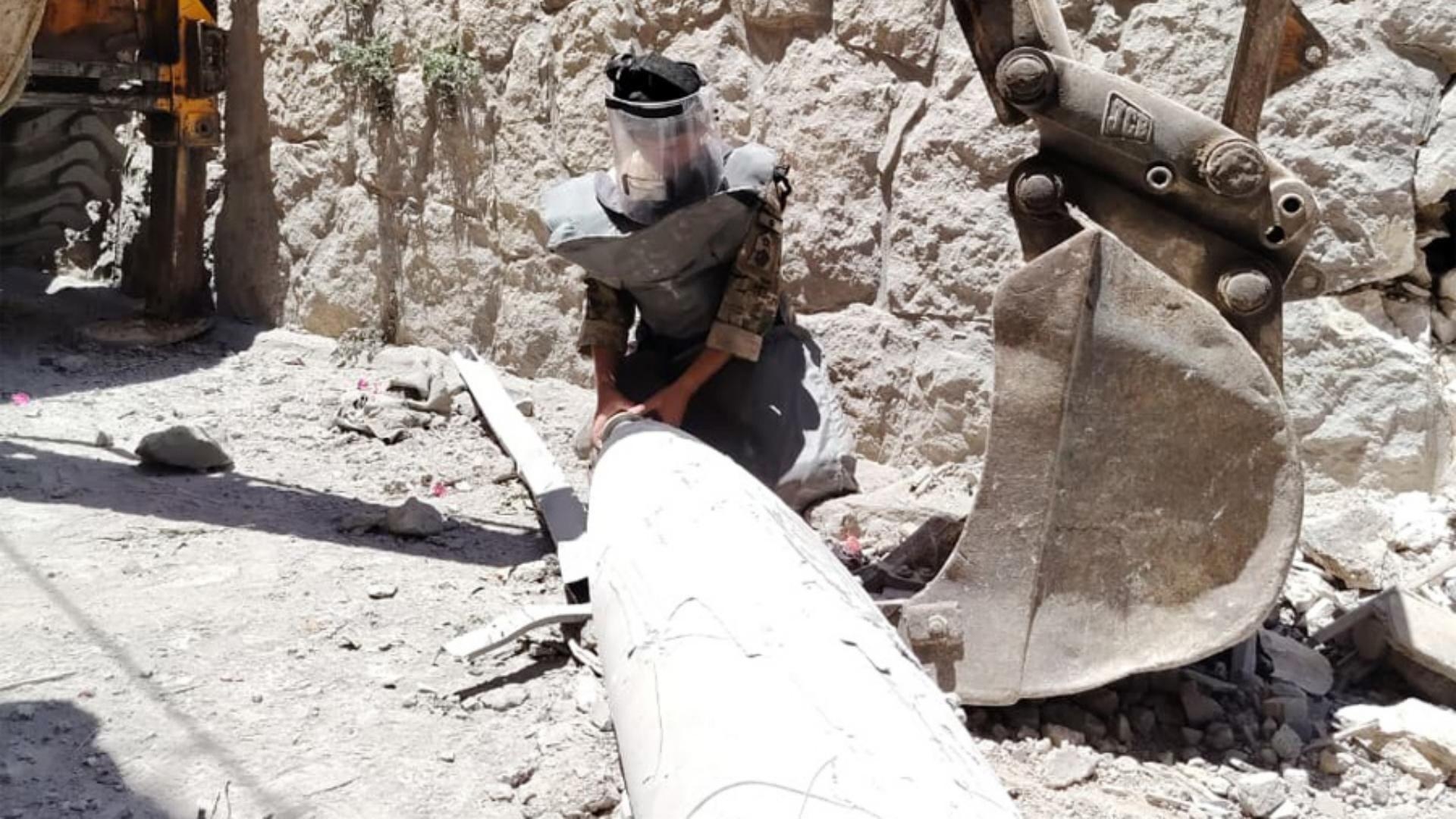 الجيش يواصل تفكيك قنابل طيران غير منفجرة