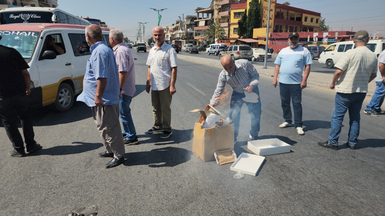 بالصّور: قطعوا الطّريق في بعلبك احتجاجاً...