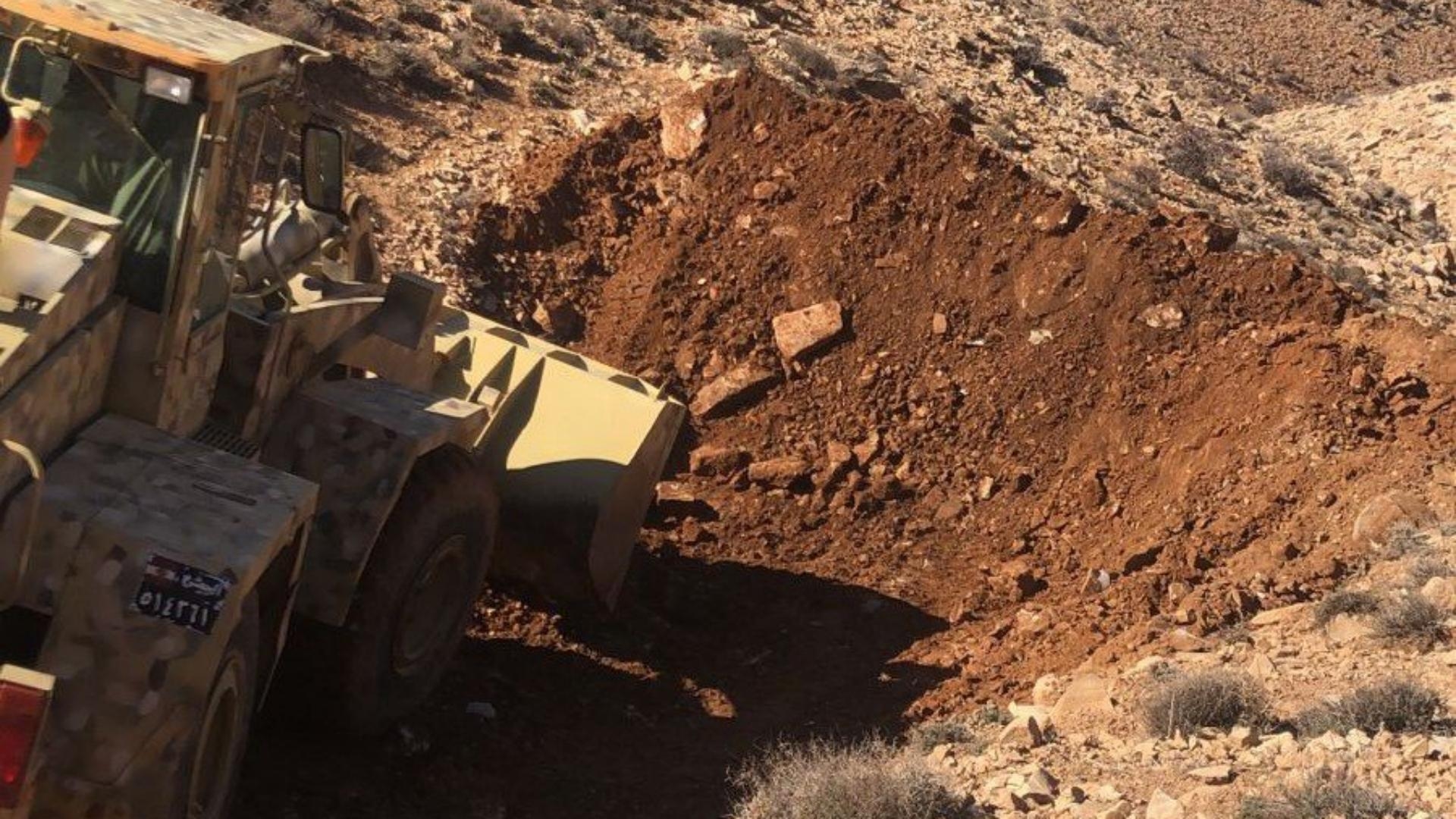 بالصور: الجيش يغلق معابر غير شرعيّة