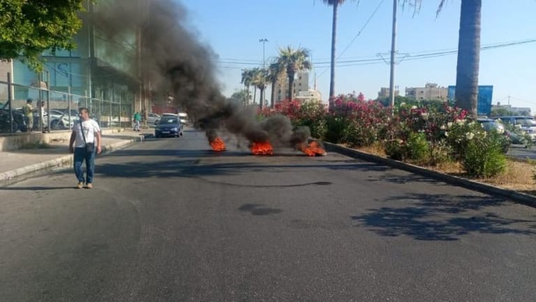 صاحب معرض للسيارات يقطع الطريق بسبب تكبّد القطاع خسائر متكرّرة!