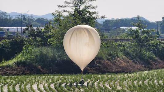 North Korea sends balloons to the south as a gift