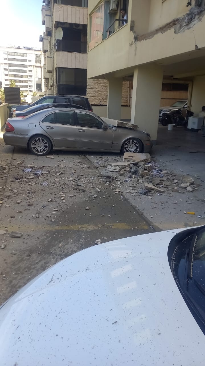 بالصّور: دمارٌ بعد الغارة على الجناح