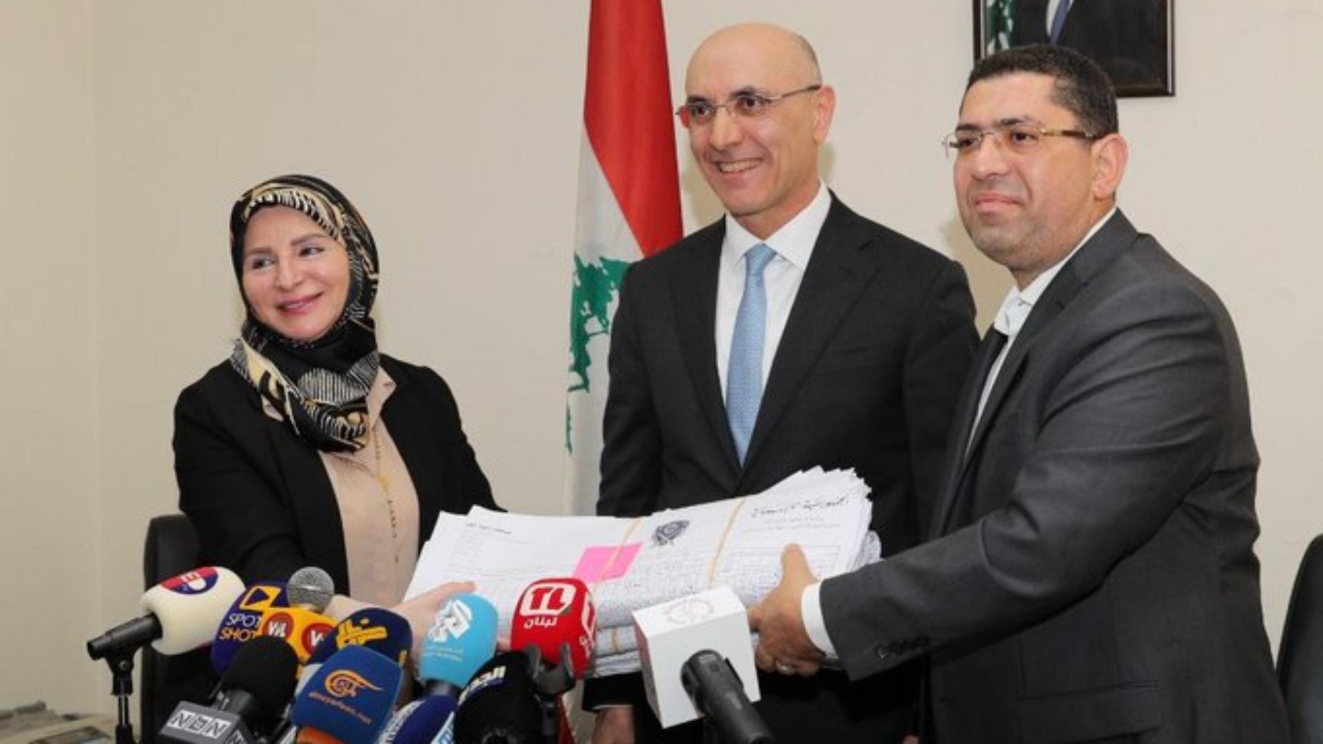 الحجار أشرف على تسليم المكاوي نتائج الإنتخابات إلى المديرية العامة للشؤون السياسية واللاجئين
