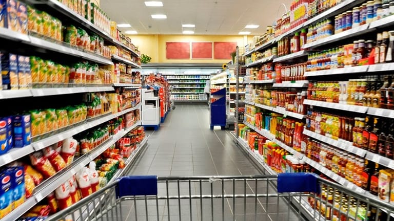 محضر ضبط بحق صاحب سوبر ماركت لاحتكاره الزيت والحليب المدعومين