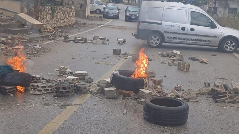 بالصّورة: قطعَ الطريق احتجاجاً على عدم التعويض عليه