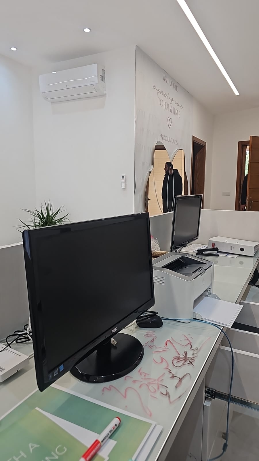 بالصّور: سرقة مبنى تجاريّ وعباراتٌ "داعشيّة" على الجدران