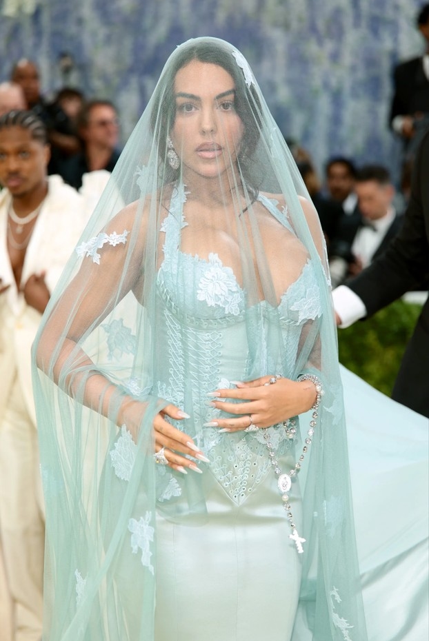 جورجينا رودريغيز بالـ "طرحة" في حفل Met Gala 2026