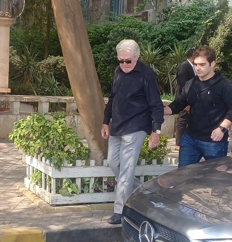 بالصور: ظهور مؤثر لحسين فهمي في جنازة شقيقه