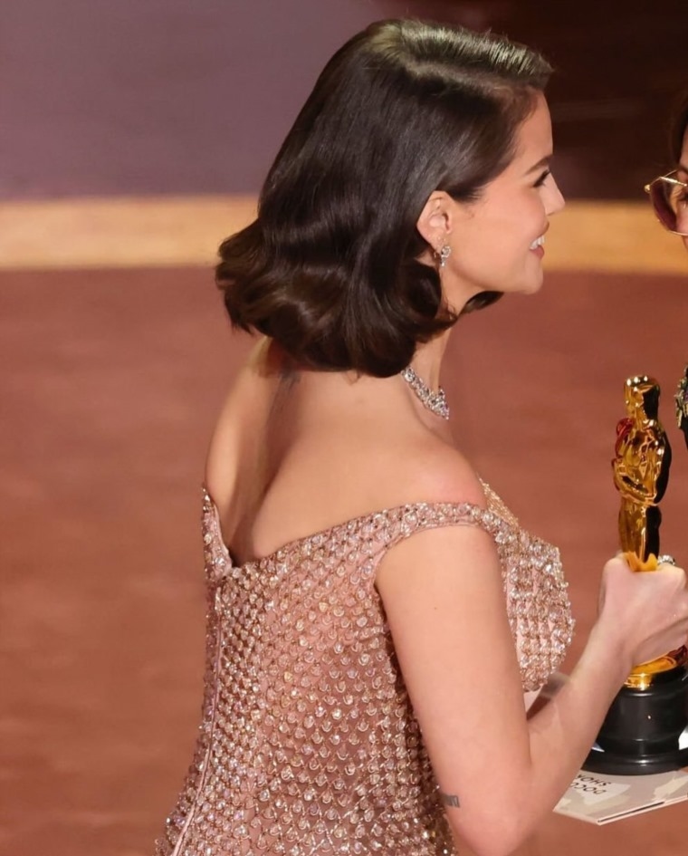بـ 16 ألف قطعة زجاجية... فستان سيلينا غوميز يخطف الأنظار في الأوسكار