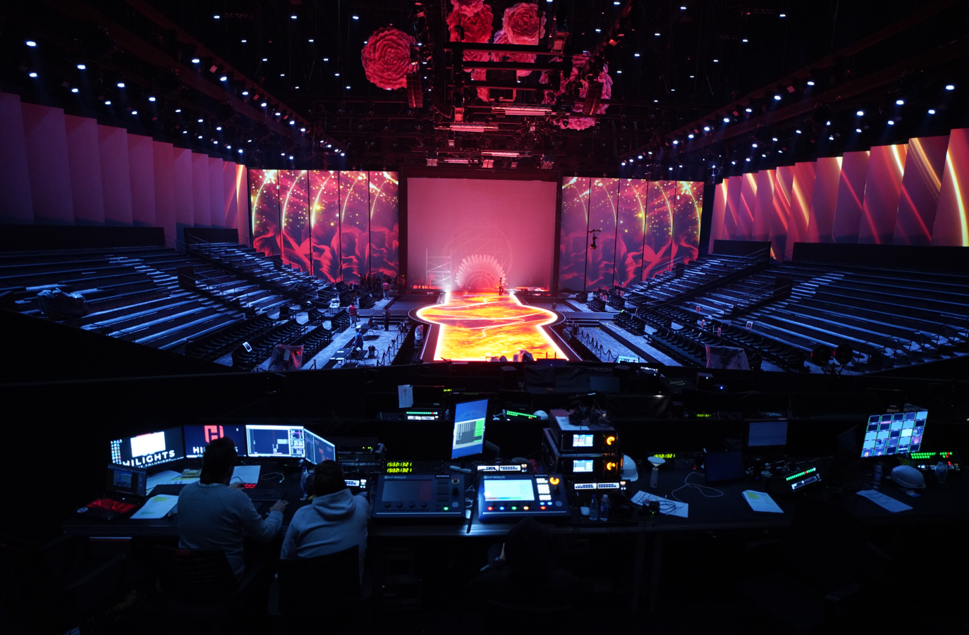 جيلبير حداد... مصمّم الحفلات الذي أضفى سحرًا على عرض إيلي صعب في الرياض