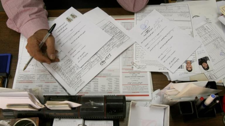 أقلام النفوس مقفلة.. والناس بلا إخراجات قيد!