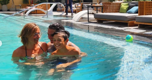 أحمد الفيشاوي في صورٍ جديدة مع ابنه: "العائلة تأتي أولاً"