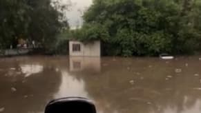 بالفيديو: الأمطار تُغرق موقفاً للسيارات!
