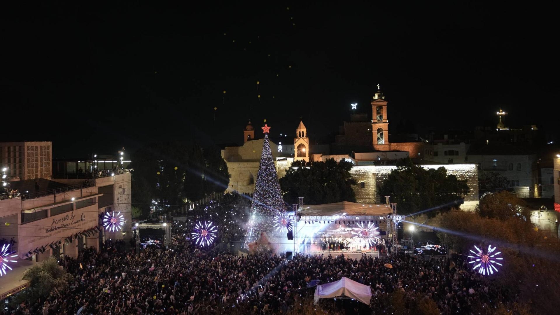 للمرة الأولى منذ عامين.. إضاءة شجرة الميلاد في بيت لحم