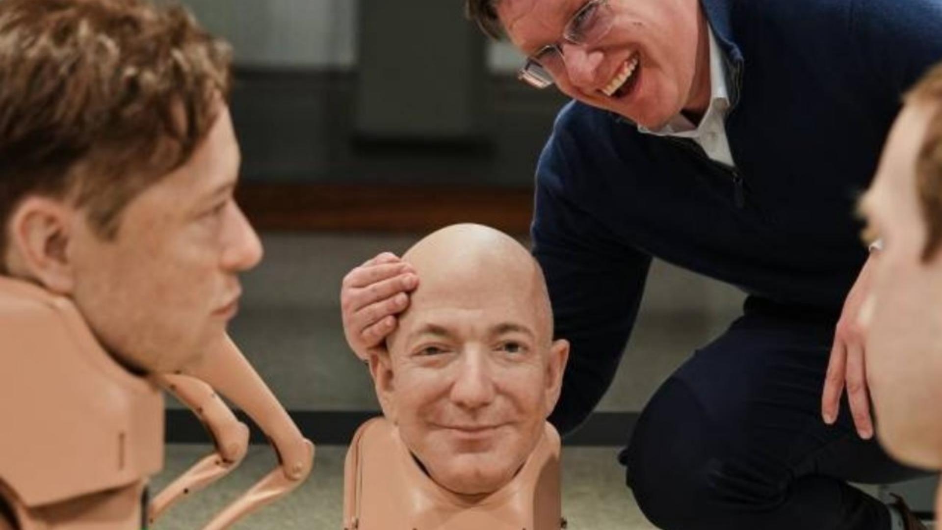 بالصّور: معرض استفزازيّ... وكلاب برؤوس ماسك وزوكربيرغ