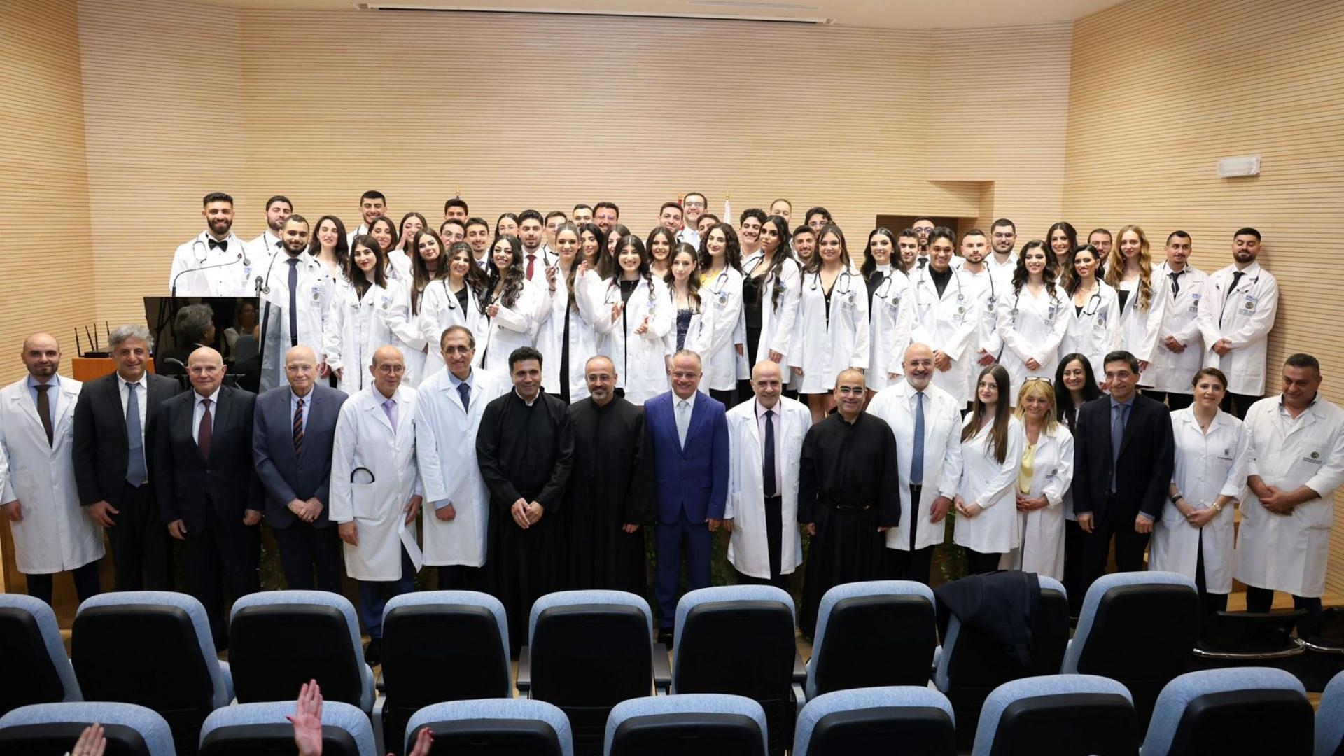 طلاب الطب في جامعة الروح القدس يعلنون التزامهم الإنساني والطبي بالثوب الأبيض