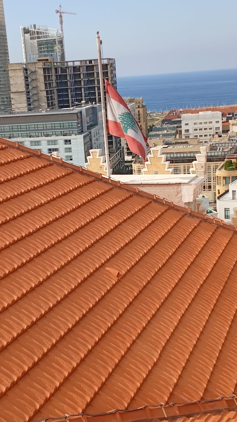 بالصّور: تنكيس العلم في السراي حداداً على البابا