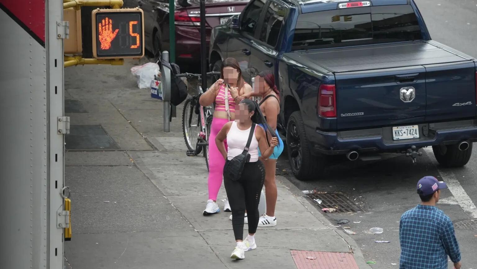 بالصّور: سوق العاهرات "على عينك يا تاجر" في هذه المدينة