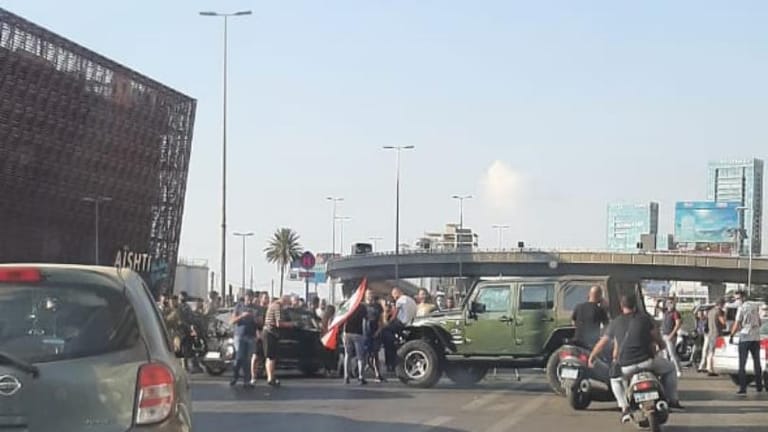 بالصّورة: محتجّون يقطعون السير على أوتوستراد جلّ الديب