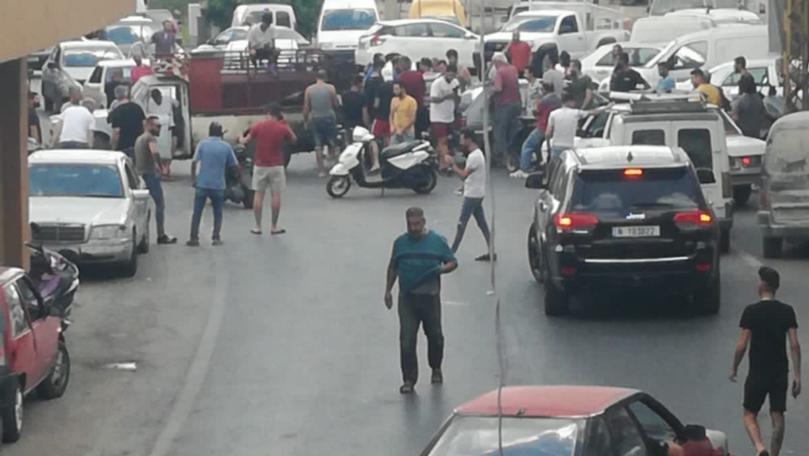 صاحب مولّد يقطع الطريق احتجاجا على نفاد المازوت