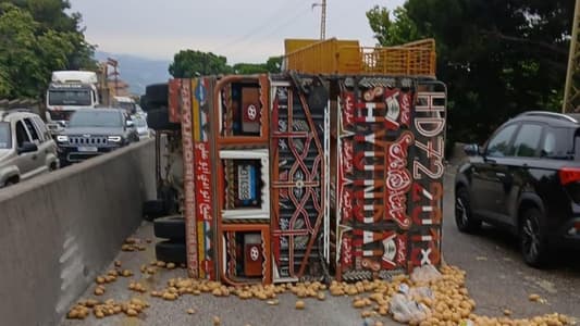 Photo: A truck overturned on the main road from Dahr El Wahech to Kahale, causing heavy traffic