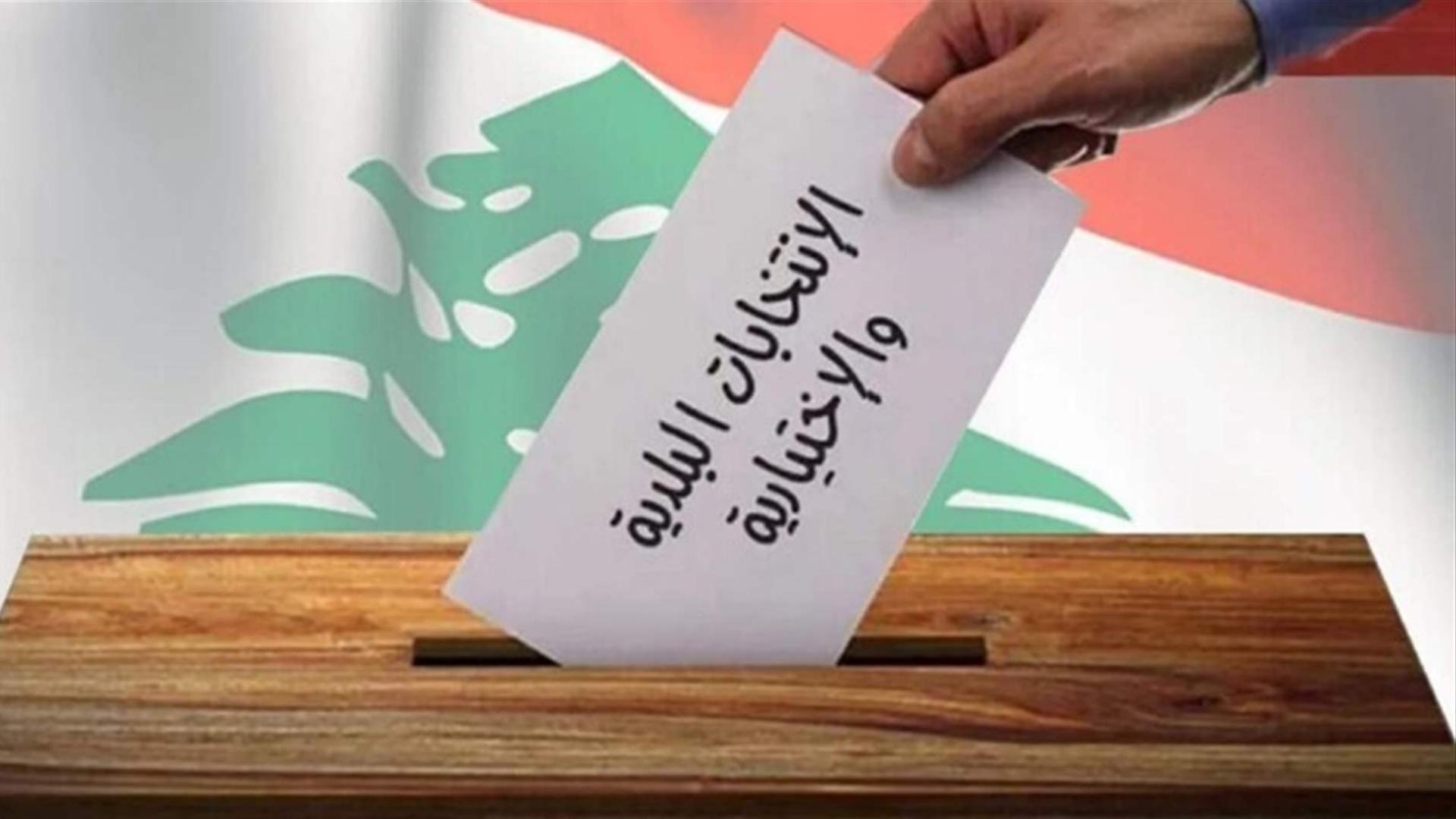 تضارب وتحطيم كراسٍ داخل قلم اقتراع