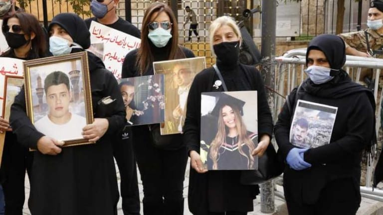 عددٌ من أهالي شهداء انفجار المرفأ تمكنوا من خلع قسم من البوابة الحديدية أمام منزل الوزير فهمي