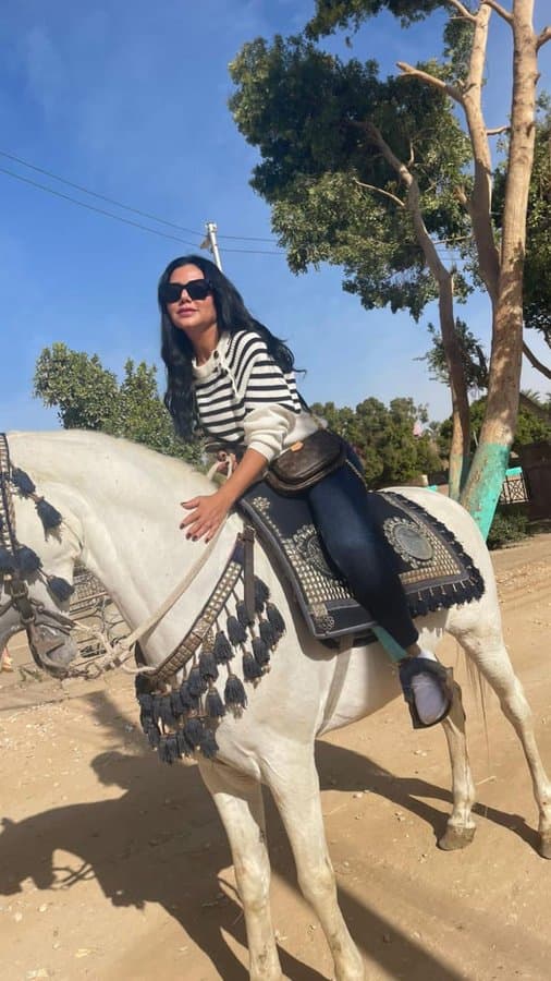 رانيا يوسف تستعرض مهارتها في ركوب الخيل