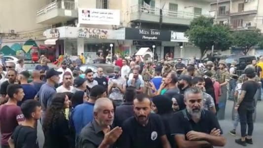 Activists protest outside Mikati's residence in Tripoli