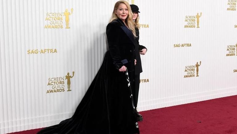 كريستينا آبلغيت تستند على عصا في حفلة توزيع جوائز SAG 2023