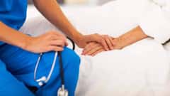 ممرّضٌ منزليّ و"سارق"... هذا ما يفعله!