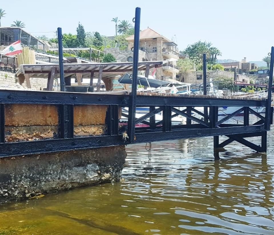 بالصّور: مياه بحر لبنان تتحوّل إلى اللون الأخضر... وهذا هو السبب