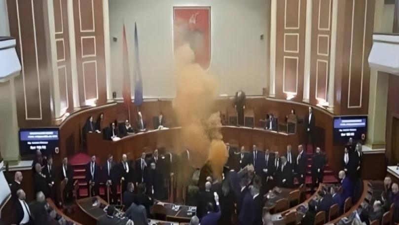 بالفيديو: نائب معارض يطلق قنبلة دخانية