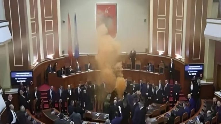 بالفيديو: نائب معارض يطلق قنبلة دخانية