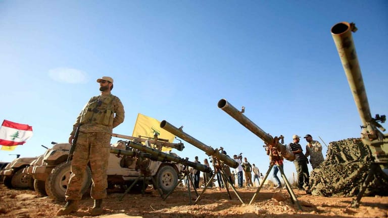 رفض التخلّي عن السلاح... هل يُفيد في التحرير؟