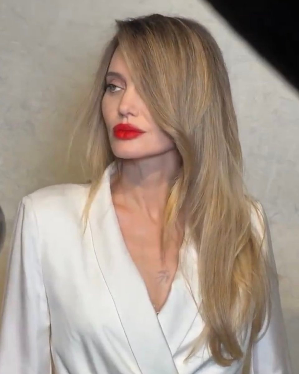 ملامح أنجلينا جولي تثير جدلاً... وهكذا أطلّت بروب أبيض في الصين!