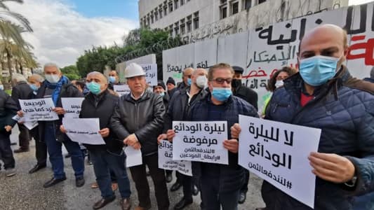 Engineers stage sit-in outside Central Bank’s Sidon branch to protest turning deposits in LBP