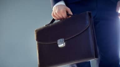 بالفيديو: هل يحقّ لسفير أن يرفض قرار الدولة التي يمثّل بلاده فيها؟