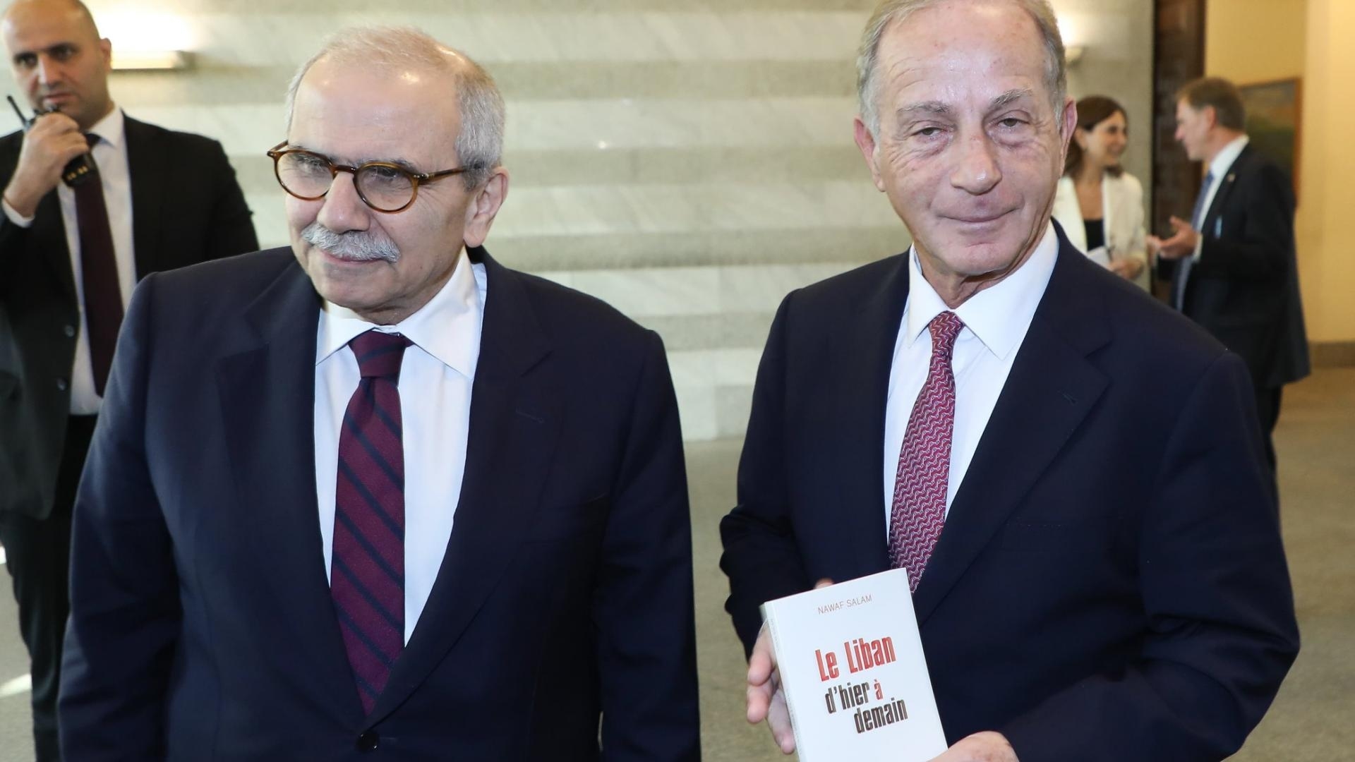 U.S. Ambassador Receives Gift from Salam