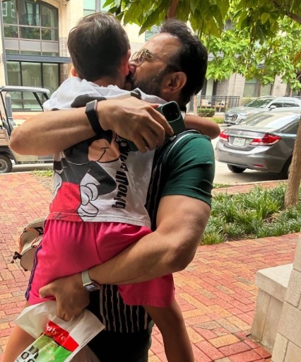 قصي خولي في صور عاطفية وجديدة مع ابنه: حب لا ينتهي