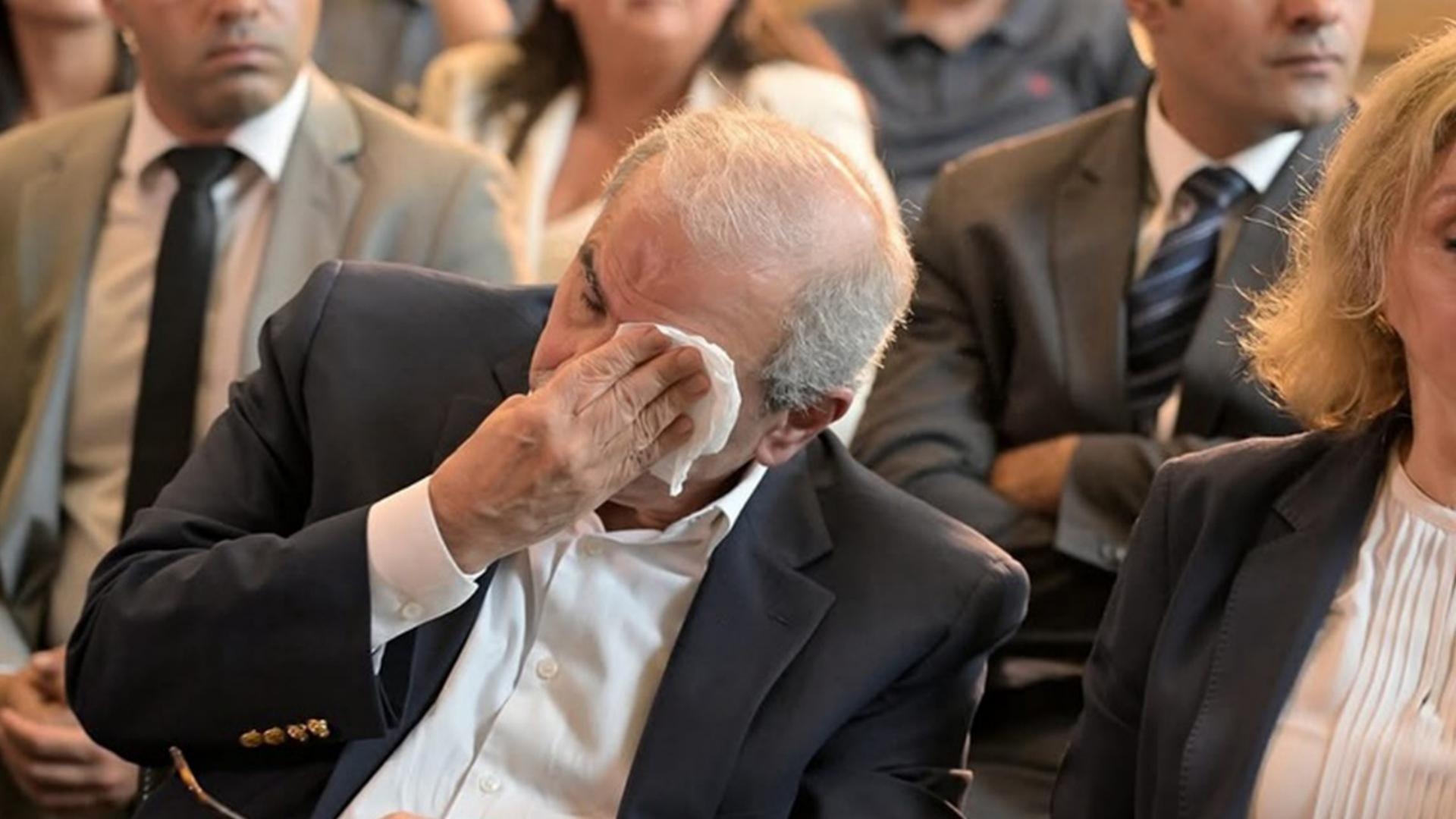 بالصور: سلام يمسح دموعه